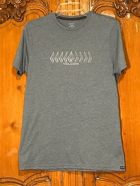 Volcom Midern Fit Cotton/Poly Blend Tee in Dusty Blue. Small